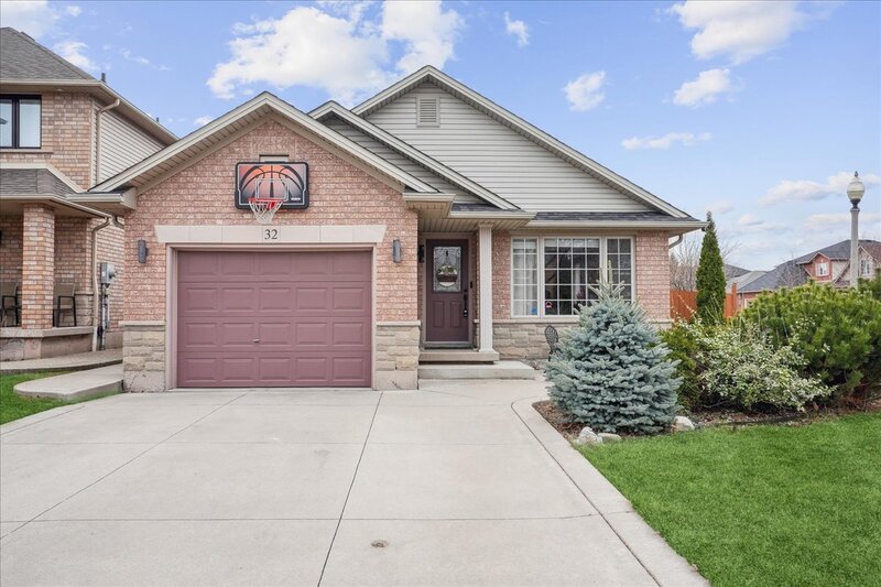 SUPER END UNIT CONDO IN BURLINGTON!